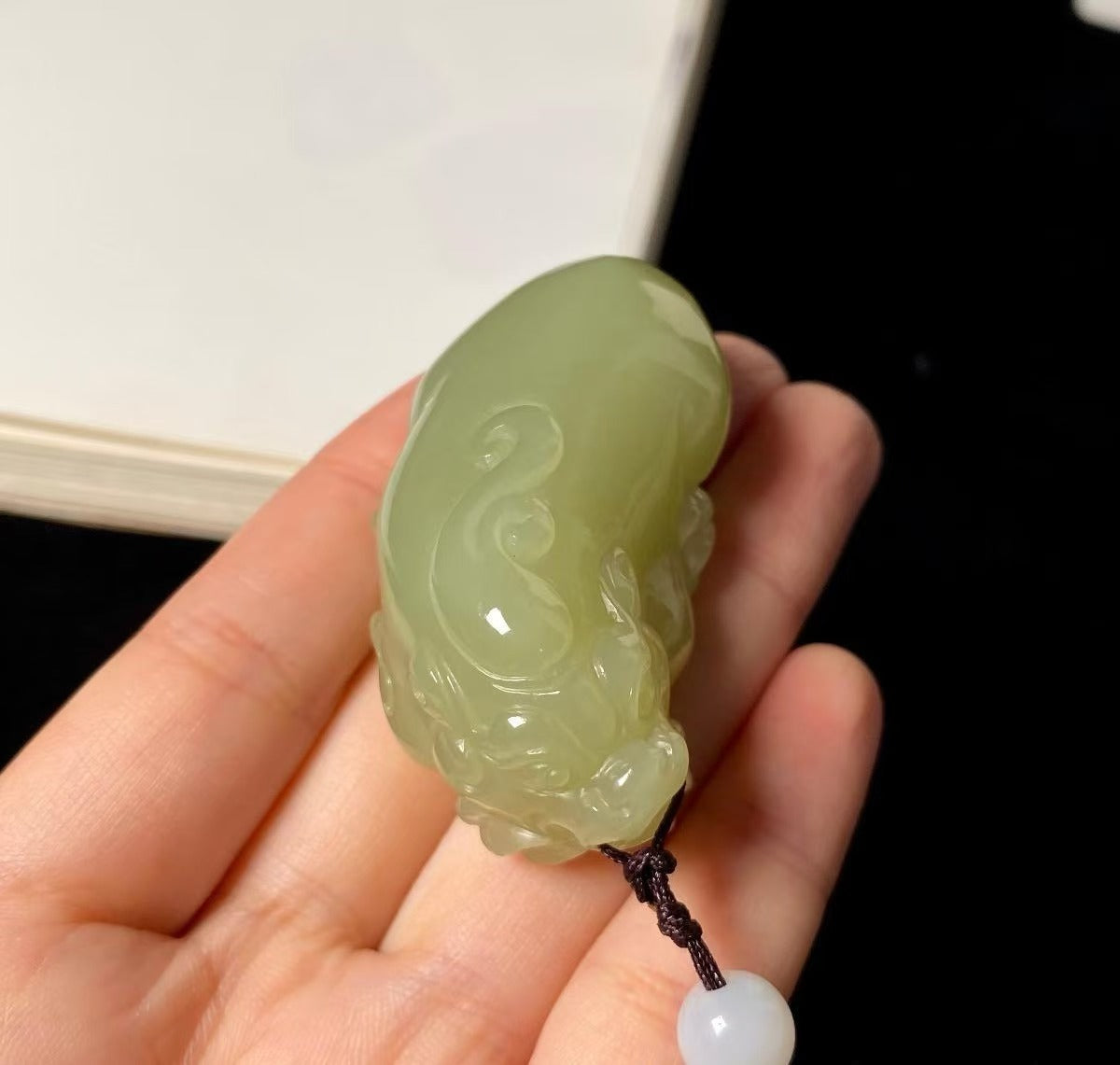 和田玉黄口瑞兽手把件