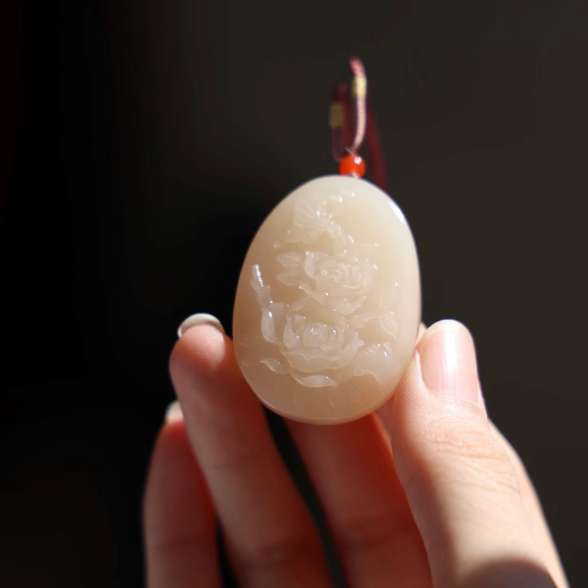 和田玉藕粉蝶恋花吊坠
