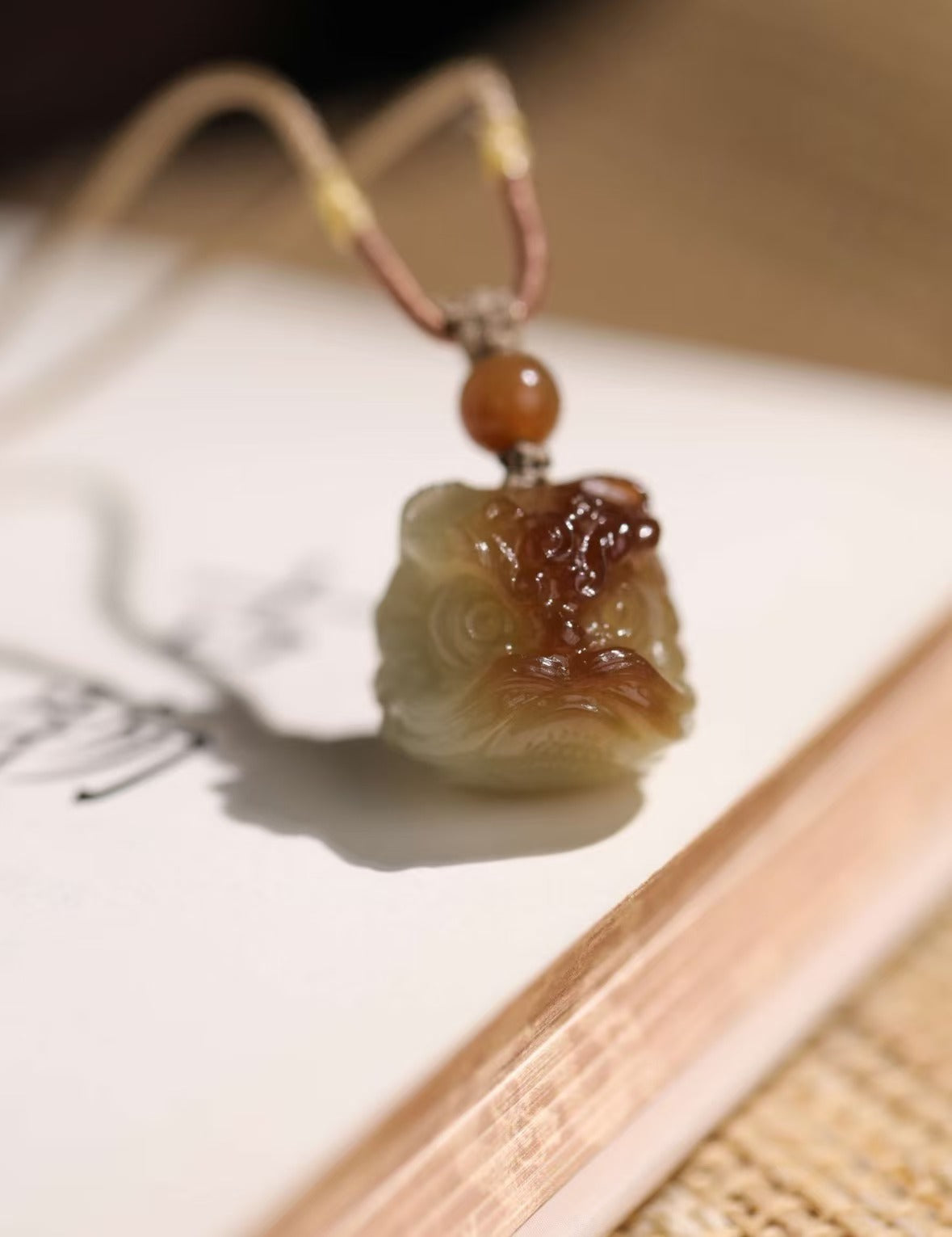 和田玉糖白醒狮吊坠