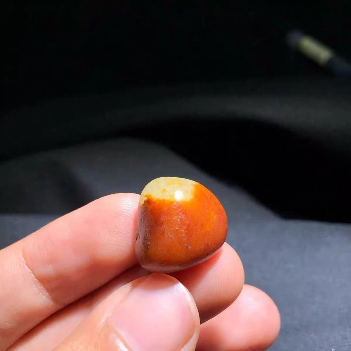 新疆和田玉籽料红皮独籽原石