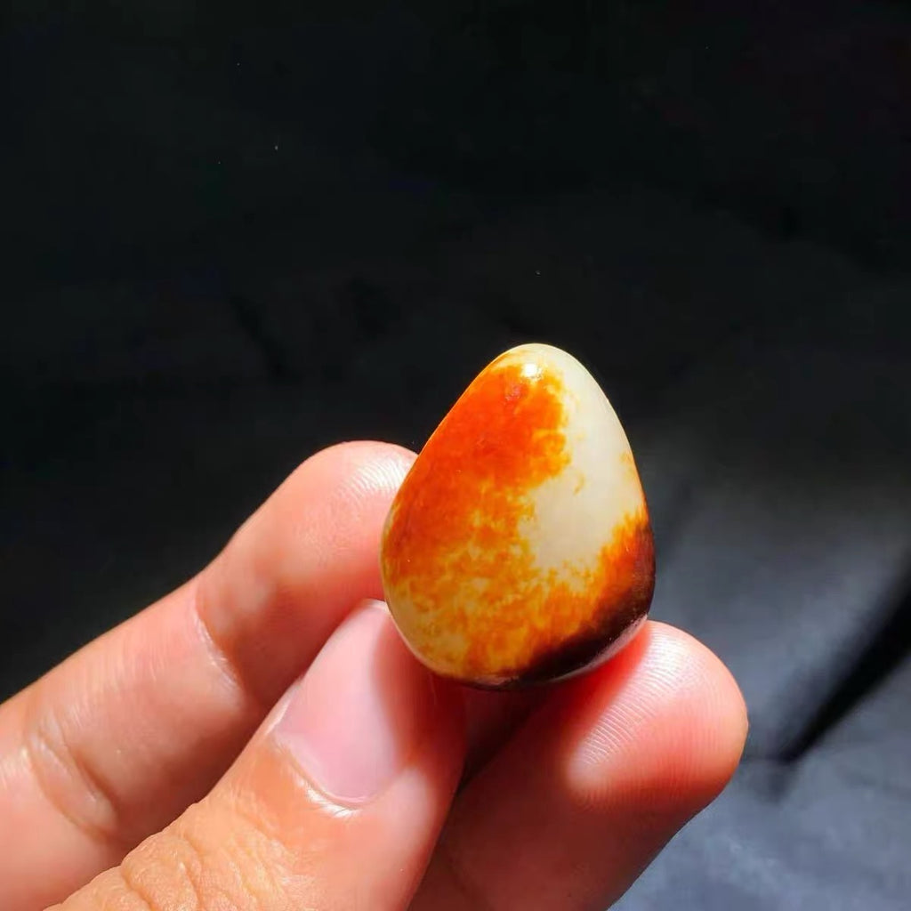 新疆和田玉籽料红皮独籽原石