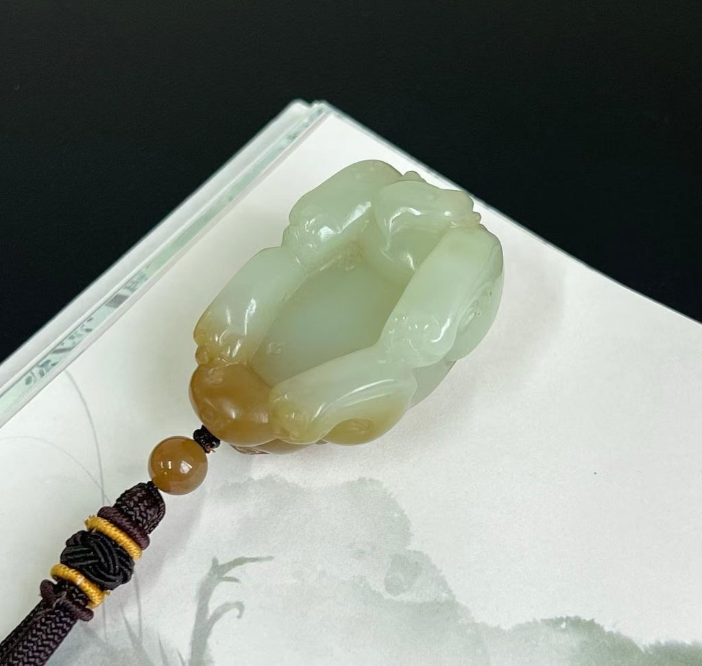 和田玉且末糖貔貅手把件吊坠